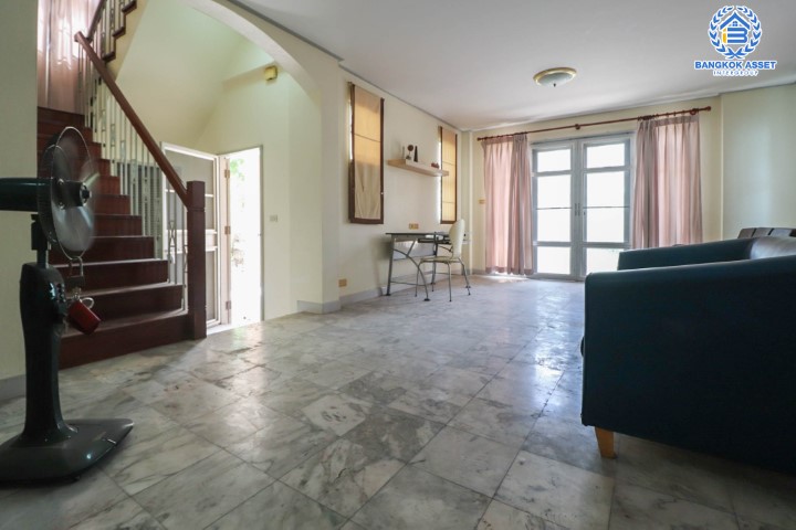 *****บ้านเดี่ยวมือสอง ม.บ้านภาณุ ปิ่นเกล้า-ตลิ่งชัน เนื้อที่กว้างขวางเกือบ 58 ตร.ว. ฟังก์ชัน 3 ห้องนอน 3 ห้องน้ำ ที่จอดรถ 2 คัน บ้านหลังใหญ่ สภาพสสวยงาม ตั้งอยู่ใกล้ทะเลสาบส่วนกลางของหมู่บ้าน การเดินทางสะดวกสบาย เชื่อมต่อถนนกาญจนาภิเษก ใกล้รถไฟฟ้าสายสีน้ำเงิน "สถานีแยกไฟฉาย" และทางด่วน "ศรีรัช" จองเลยวันนี้!